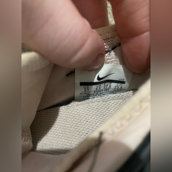 NIKE Huaraches size 5y (7w) - Picture 4 of 4